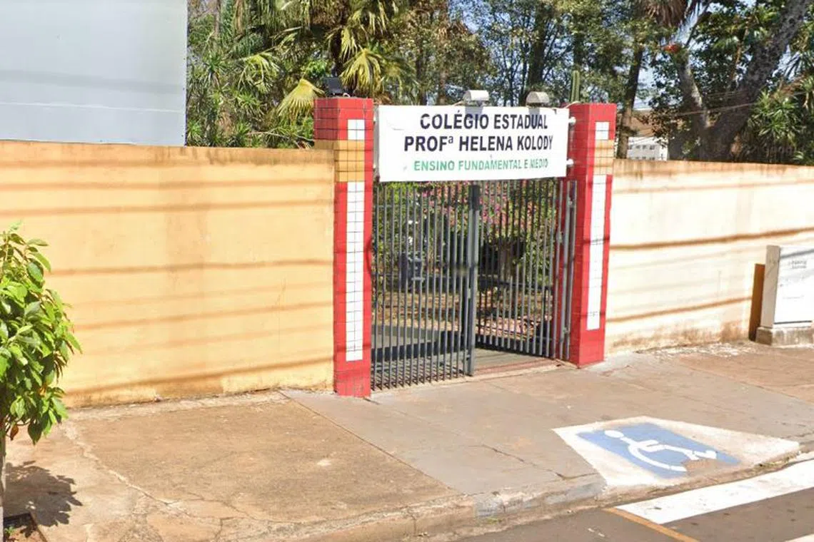 The perpetrator has been arrested and is a former student of the Professora Helena Kolody public school.