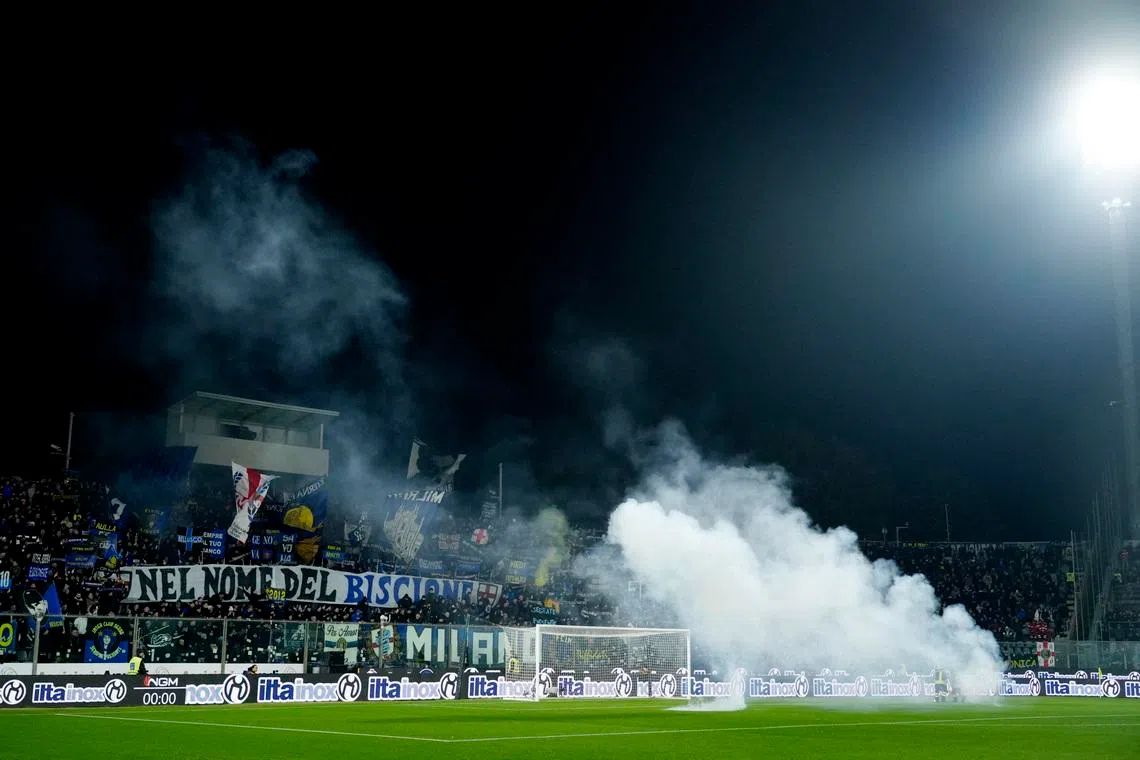Soccer Football - Serie A - Cremonese v Inter Milan - Stadio Giovanni Zini, Cremona, Italy - February 1, 2026 General view of flares on the pitch before the match REUTERS/Matteo Ciambelli