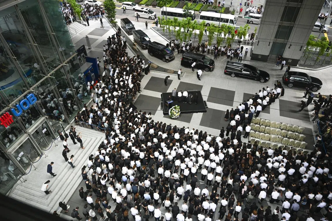 Hundreds of UOB employees and the public bade a final farewell to Mr Wee at the UOB Plaza Atrium on Feb 7, 2024.
As a mark of respect, UOB employees observed a minute of silence during the memorial.