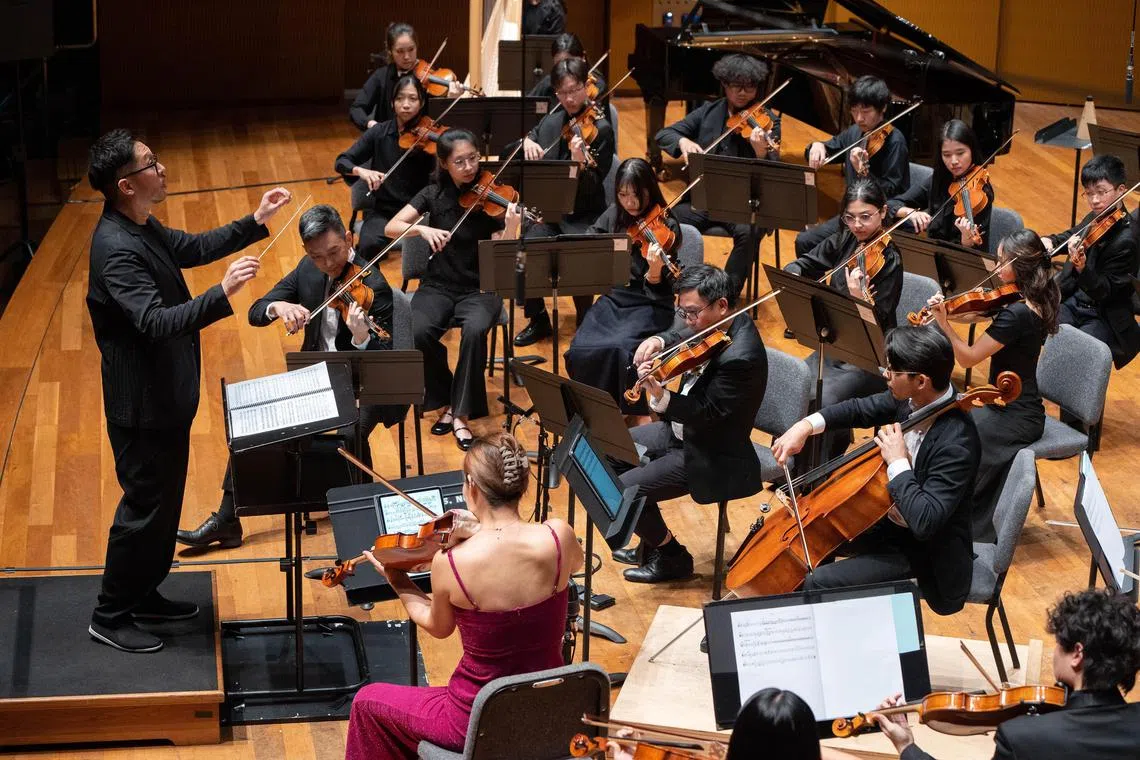 tlyst08 - Yong Siew Toh Orchestral Institute conducted by Jason Lai at One Always Returns


source/copyright: Yong Siew Toh Conservatory of Music/Chan Chen
