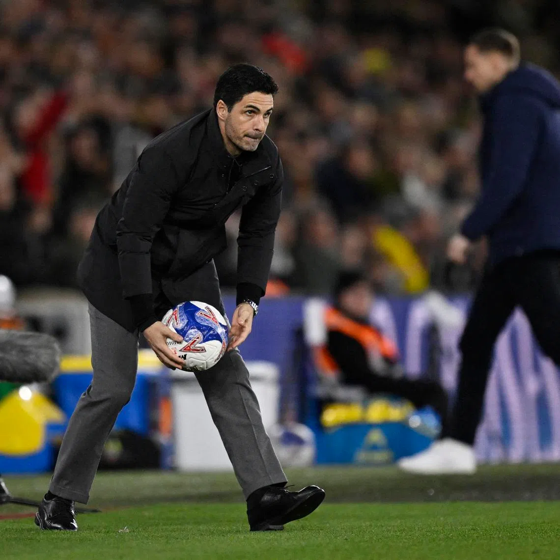 Soccer Football - FA Cup - Quarter Final - Southampton v Arsenal - St Mary's Stadium, Southampton, Britain - April 4, 2026 Arsenal manager Mikel Arteta with the match ball REUTERS/Tony O Brien