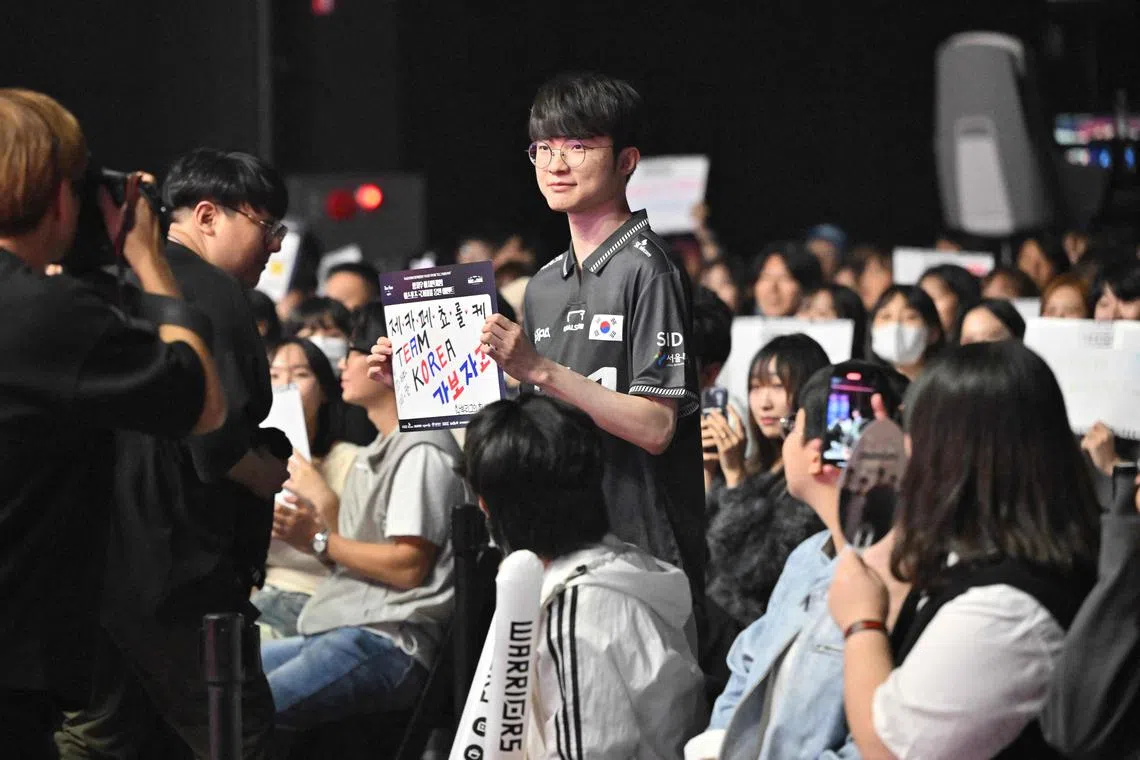 E-sports League of Legends South Korean national team player Lee "Faker" Sang-hyeok (C) poses during a fan meeting event ahead of the upcoming Asian Games in Gwangmyeong on September 11, 2023. (Photo by Jung Yeon-je / AFP)