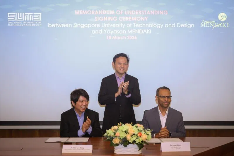 Professor Tai Lee Siang (left), of SUTD, and Mr Feroz Akber (right), Chief Executive Officer, MENDAKI, signing a MOU, witnessed by Guest-of-Honour Mr Zaqy Mohamad, Senior Minister of State (SMS), Ministry of Defence & Ministry of Sustainability and the Environment, and Chairman of MENDAKI, at SUTD on March 18.