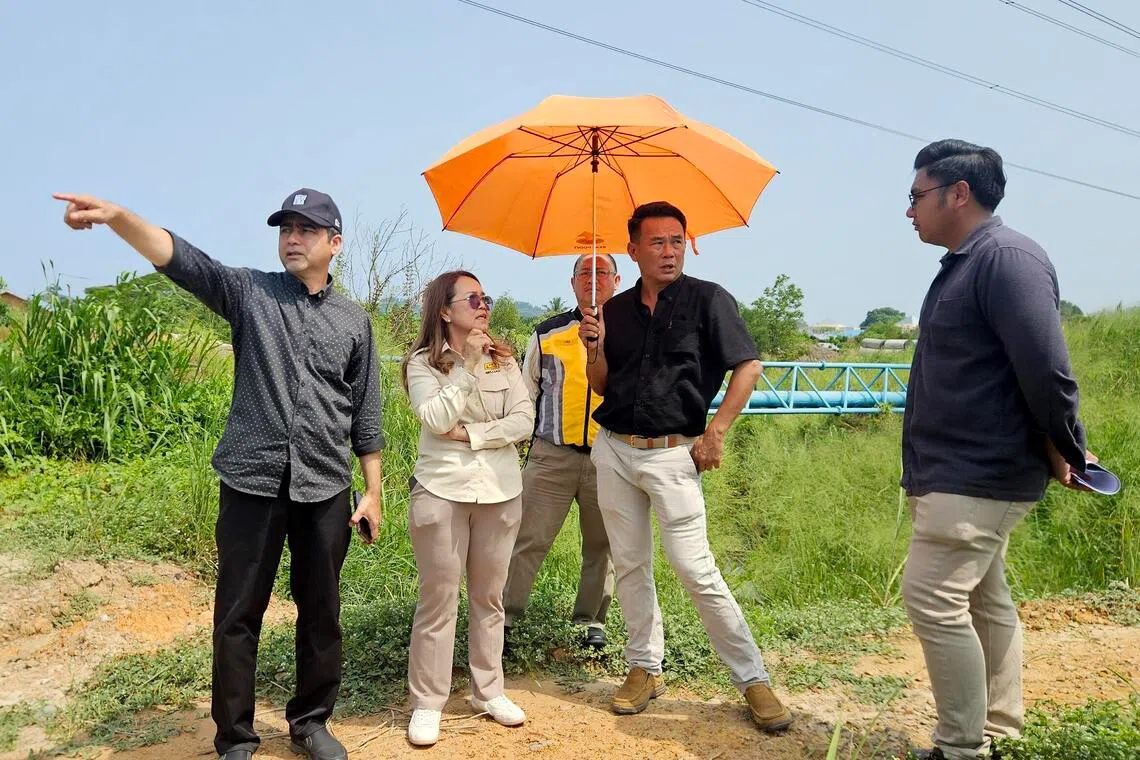 whpassabah - Sabah’s Karambunai assemblyman Aliakbar Gulasan (far left) discusses a flood mitigation project with Public Works Department officials near the Sepanggar Container Port on Oct 13, 2026.
ST PHOTO: LU WEI HOONG