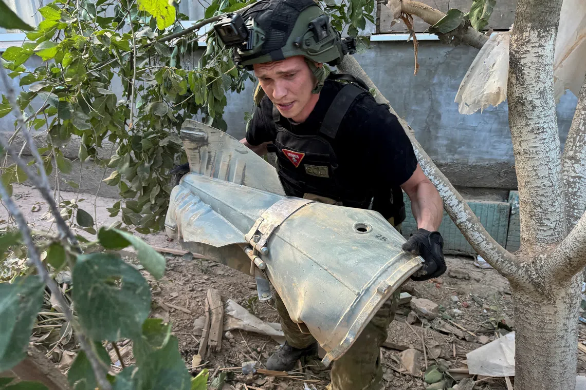 A Police bomb squad member carries a part of a Russian glide bomb near a private house hit by a Russian air strike, amid Russia's attack on Ukraine, in Kharkiv, Ukraine June 27, 2024. REUTERS/Vitalii Hnidyi