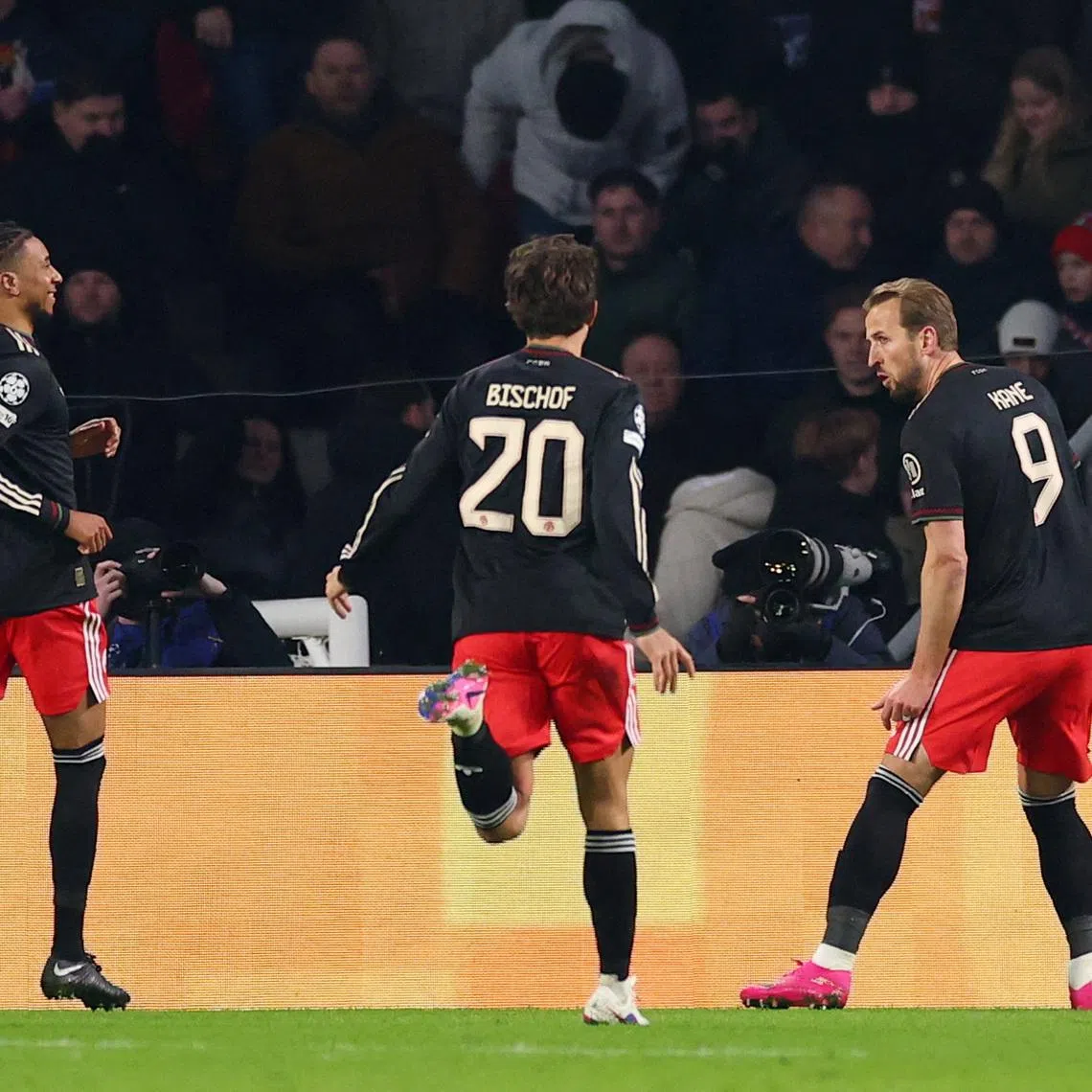 Soccer Football - UEFA Champions League - PSV Eindhoven v Bayern Munich - Philips Stadion, Eindhoven, Netherlands - January 28, 2026 Bayern Munich's Harry Kane celebrates scoring their second goal with Tom Bischof and Michael Olise REUTERS/Piroschka Van De Wouw