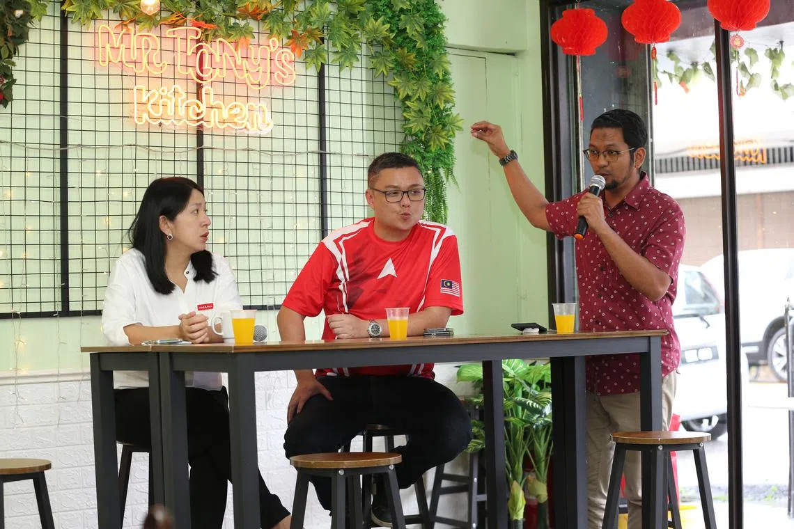 stomar - Former DAP minister Yeo Bee Yin, Johor DAP political education director Alan Tee Boon Tsong and DAP Ayer Hitam candidate Sheikh Omar Ali speaking to about 20 secondary school students about politics/history at a Chinese eatery in Yong Peng, Johor.