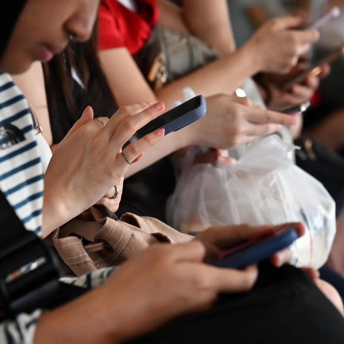 ST20250923_202596400993 Kua Chee Siong/ pixgeneric/
Generic pix of women busy on their mobile phones while travelling on the MRT train, on Sep 23, 2025.