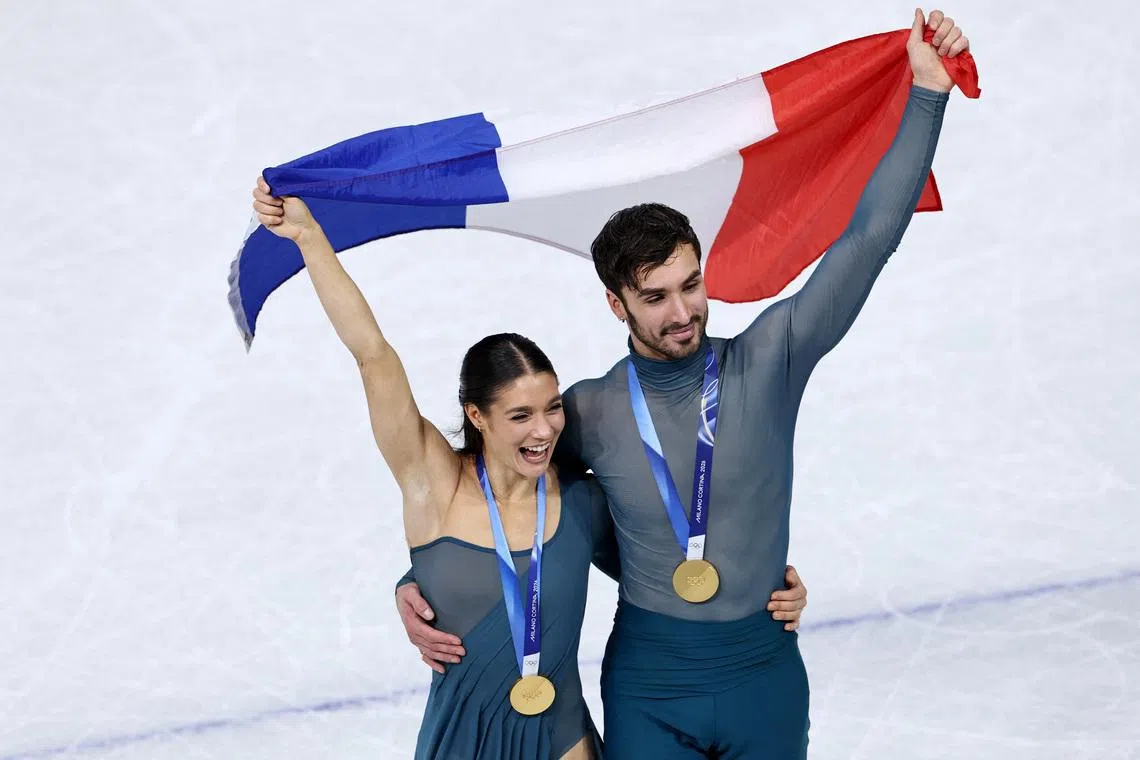 Milano Cortina 2026 Olympics - Figure Skating - Ice Dance - Victory Ceremony - Milano Ice Skating Arena, Milan, Italy - February 11, 2026. Gold medallists Laurence Fournier Beaudry of France and Guillaume Cizeron of France celebrate during the Ice Dance Victory Ceremony. REUTERS/Amanda Perobelli