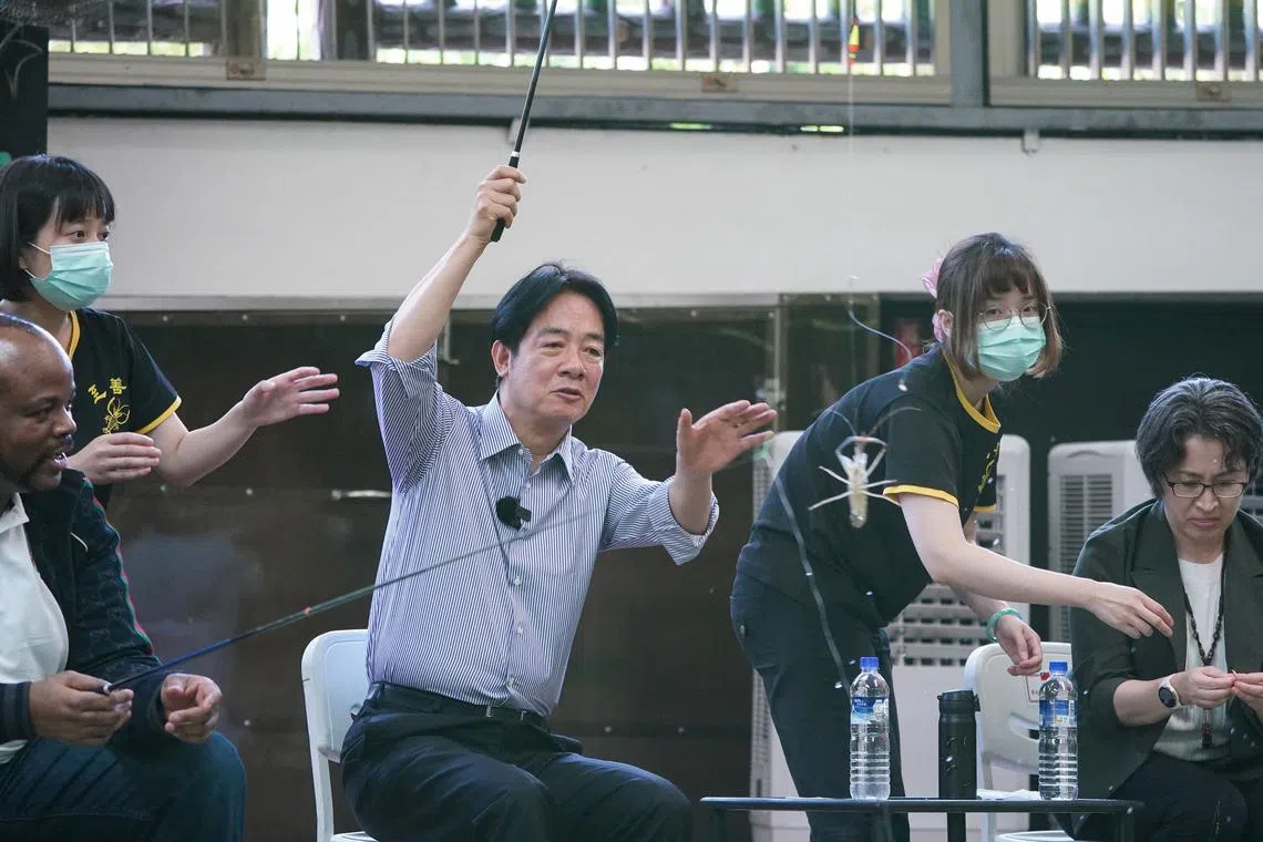  Lai Ching-te (centre) catches a shrimp next to King Mswati III of Eswatini (left) and his deputy Hsiao Bi-khim at the Zhishan Shrimp Fishing Farm.
