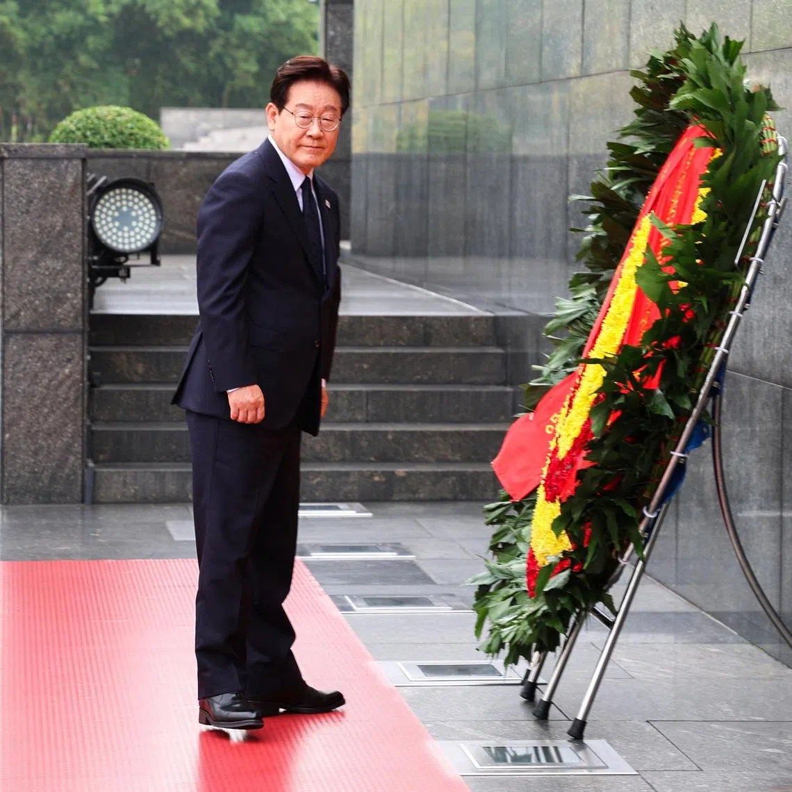 South Korean President Lee Jae Myung lays a wreath at the Ho Chi Minh Mausoleum during a state visit to Hanoi, Vietnam, April 22, 2026. REUTERS/Thinh Nguyen