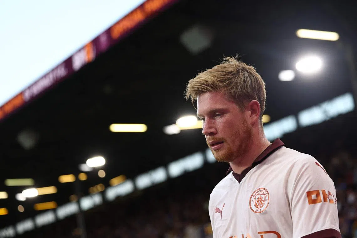 Manchester City's Belgian midfielder #17 Kevin De Bruyne reacts as he leaves the pitch following an injury during the English Premier League football match between Burnley and Manchester City at Turf Moor in Burnley, north-west England on August 11, 2023. (Photo by Darren STAPLES / AFP) / RESTRICTED TO EDITORIAL USE. No use with unauthorized audio, video, data, fixture lists, club/league logos or 'live' services. Online in-match use limited to 120 images. An additional 40 images may be used in extra time. No video emulation. Social media in-match use limited to 120 images. An additional 40 images may be used in extra time. No use in betting publications, games or single club/league/player publications. / 