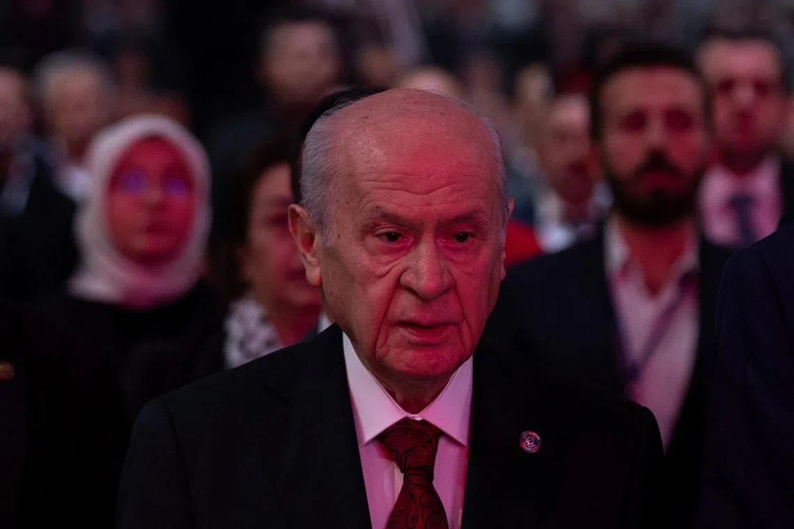 وطن نيوز – حليف أردوغان يدعو إلى منح وضع رسمي للزعيم الكردي المسجون