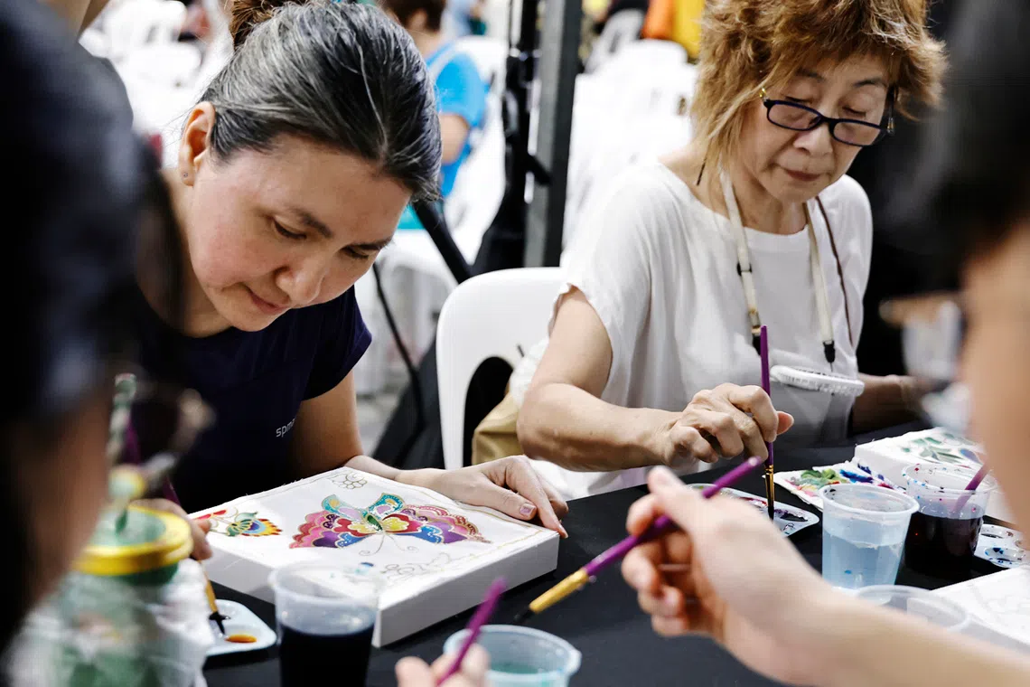 khatib-plaza-cdc-arts-everywhere-batik-painting