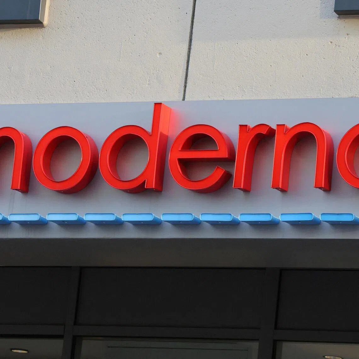 FILE PHOTO: A sign marks the headquarters of the coronavirus disease (COVID-19) vaccine maker Moderna in Cambridge, Massachusetts, U.S., April 28, 2022.   REUTERS/Brian Snyder/File Photo