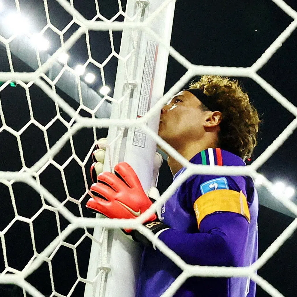 Soccer Football - FIFA World Cup 2026 - Group A - Czech Republic v Mexico - Estadio Azteca, Mexico City, Mexico - June 24, 2026 Mexico's Guillermo Ochoa kisses the post as he celebrates after the match REUTERS/Annegret Hilse