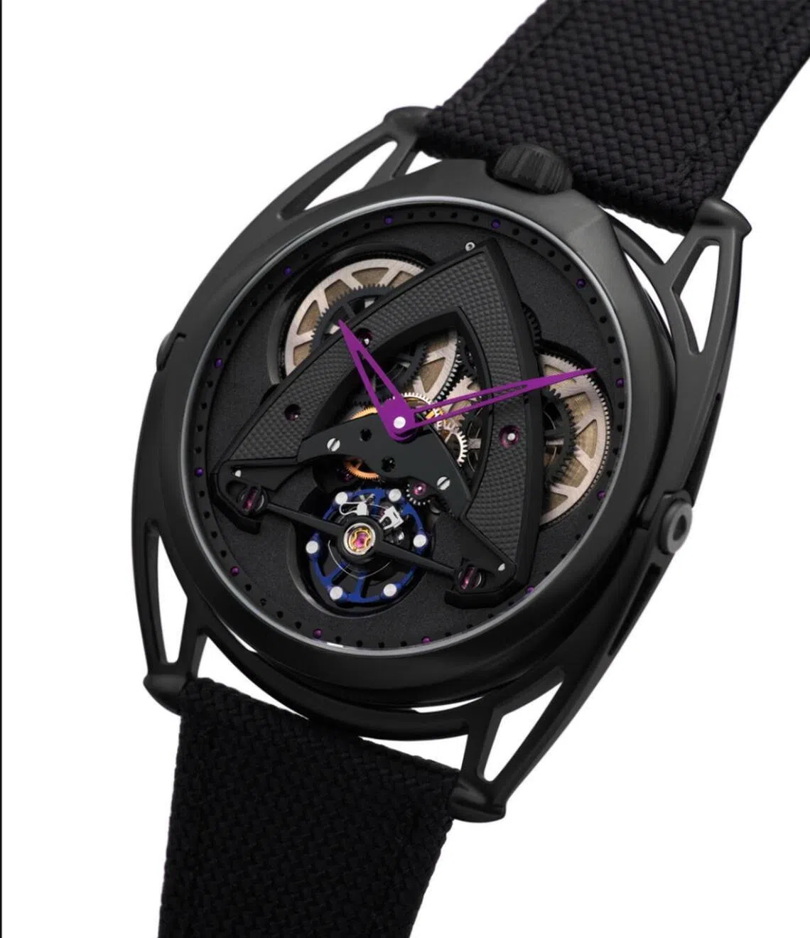 The dial of the DB28xs Dark Sand combines black sandblasted titanium with circular satin-brushed surfaces. 