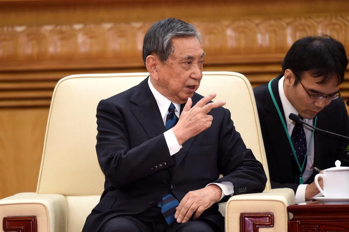 FILE PHOTO: Yohei Kono, head of the Japanese Association for the Promotion of International Trade, speaks with China's Premier Li Keqiang (not pictured), at the Great Hall of People, in Beijing, China April 9, 2018. REUTERS/Parker Song/Pool/File Photo