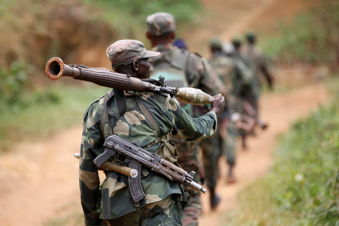 FILE PHOTO: Democratic Republic of Congo military personnel (FARDC) patrol against the Allied Democratic Forces (ADF) and the National Army for the Liberation of Uganda (NALU) rebels near Beni in North-Kivu province, December 31, 2013. REUTERS/Kenny Katombe/File Photo