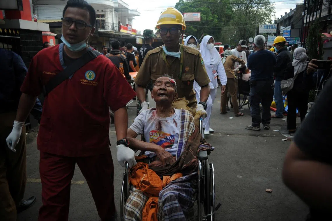 Medical workers treat a victim outside the district hospital after earthquake hit in Cianjur, West Java province, Indonesia, Nov 21, 2022.