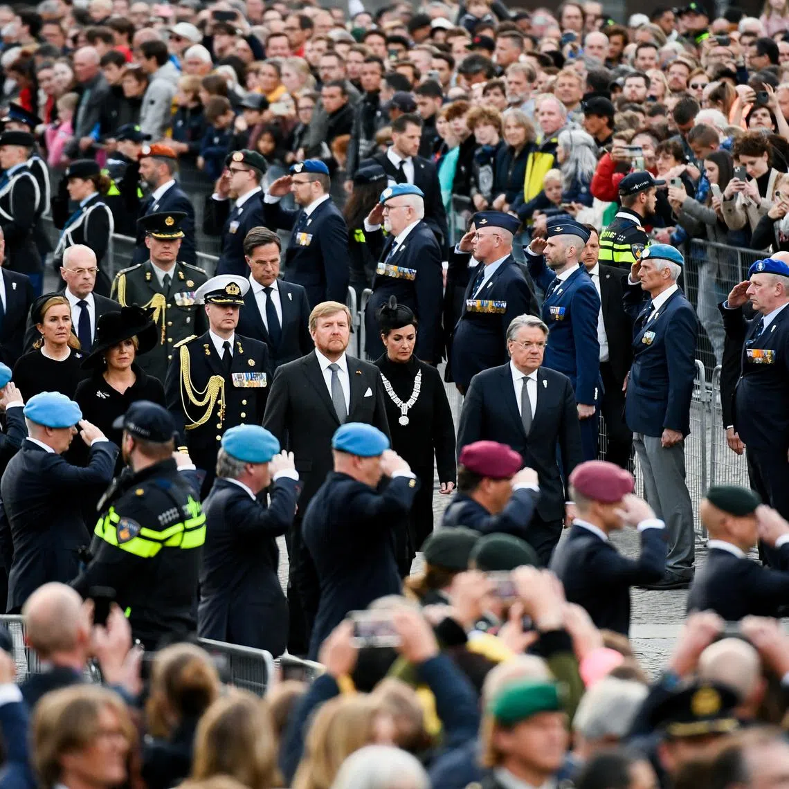 FILE PHOTO: King Willem-Alexander and Queen Maxima of the Netherlands, Dutch Prime Minister Mark Rutte and Amsterdam Mayor Femke Halsema attend national World War II Remembrance day at the Dam Square, in Amsterdam, Netherlands, May 4, 2022. REUTERS/Piroschka Van De Wouw/File Photo
