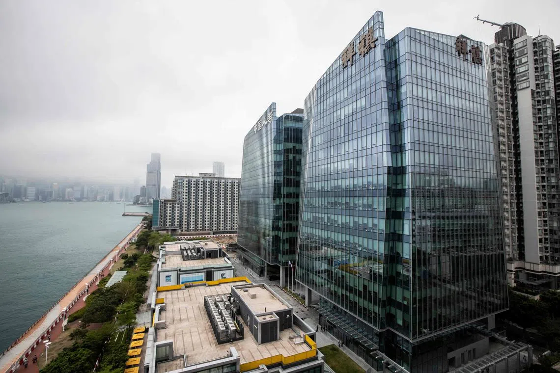 Cheung Kei Center was formerly owned by Chen Hongtian, chairman of Hong Kong-based investment firm Cheung Kei Group. 