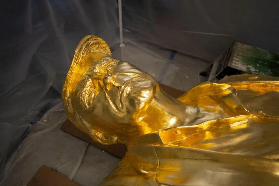 The bust portion of a 4.6mbronze statue of US President Donald Trump, coated in gold leaf, lies on its back in the studio of sculptor Alan Cottrill in Zanesville, Ohio.