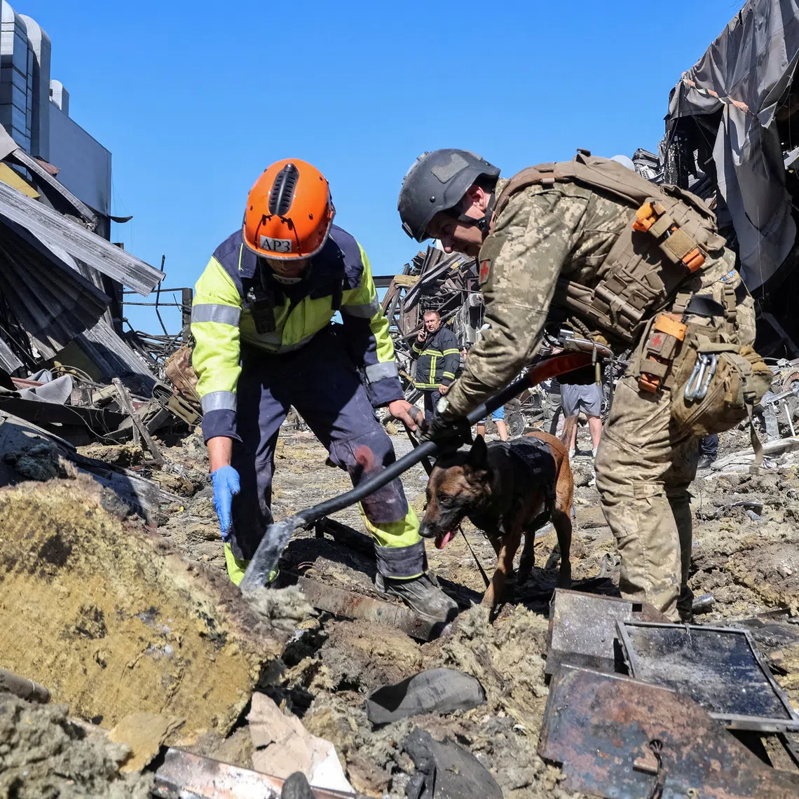 FILE PHOTO: Rescuers with a dog work at a site of a shopping centre destroyed by yesterday's Russian drone attack, amid Russia's attack on Ukraine, in the city of Kryvyi Rih, Dnipropetrovsk region, Ukraine August 22, 2026. REUTERS/Serhii Chalyi/File Photo
