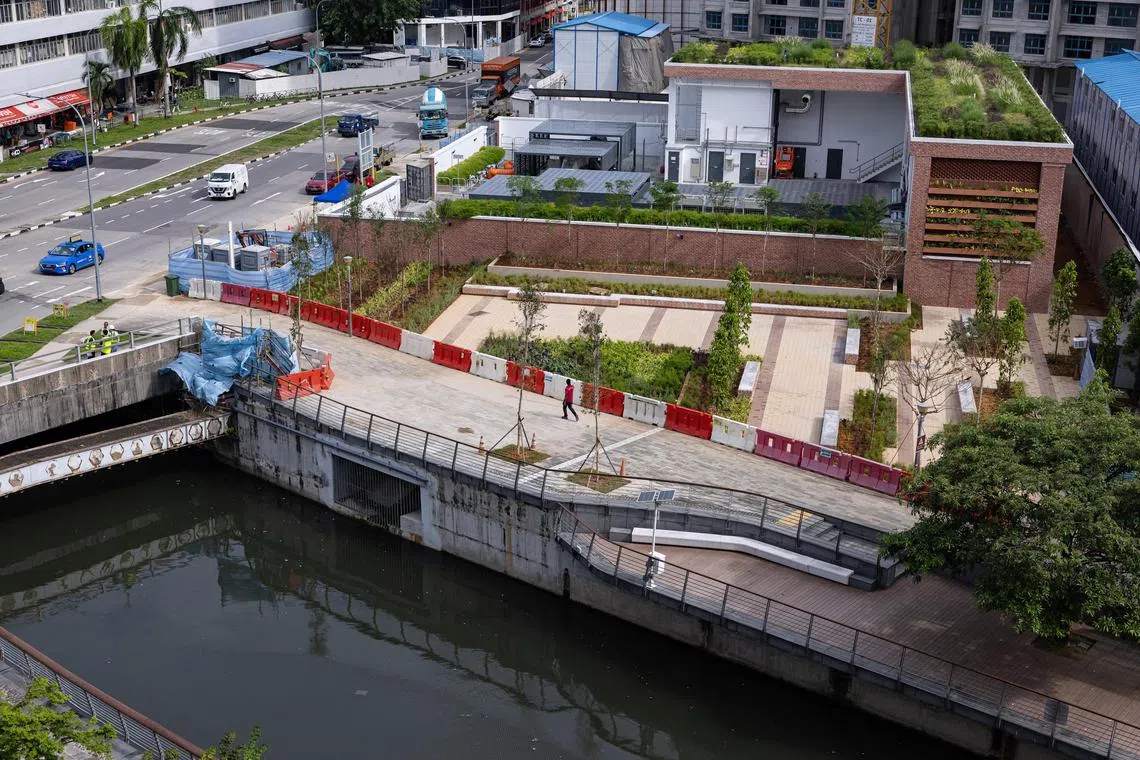 Located next to Rochor Canal, the Syed Alwi Pumping Station is designed to divert stormwater from the upstream of Rochor Canal into an underground tank.
