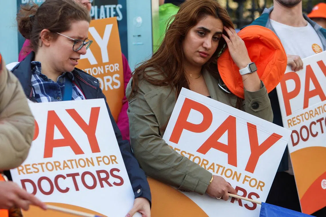 FILE PHOTO: Health workers protest on a picket line as junior and senior doctors in England take part in a joint strike action for the first time, outside St Thomas’s Hospital in London, Britain September 20, 2023. REUTERS/Susannah Ireland/File Photo