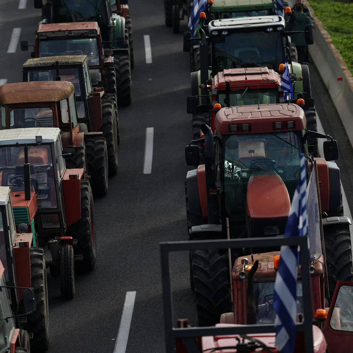 Farmers block a highway with tractors during a protest in Nikaia, near Larissa, Greece, November 30, 2025. REUTERS/Alexandros Avramidis