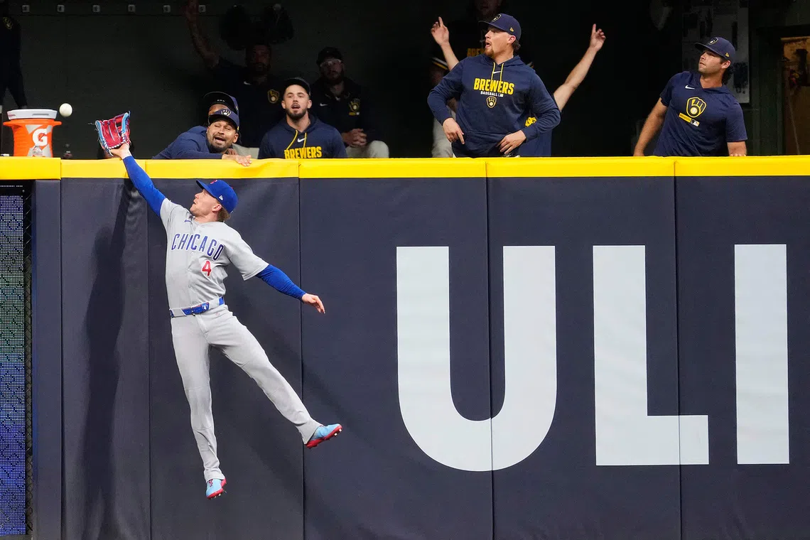 MILWAUKEE, WISCONSIN - SEPTEMBER 09: Pete Crow-Armstrong #4 of the Chicago Cubs is unable to catch a three-run home run hit by Christian Yelich #22 of the Milwaukee Brewers in the first inning at American Family Field on September 09, 2026 in Milwaukee, Wisconsin. Patrick McDermott/Getty Images/AFP (Photo by Patrick McDermott / GETTY IMAGES NORTH AMERICA / Getty Images via AFP)
