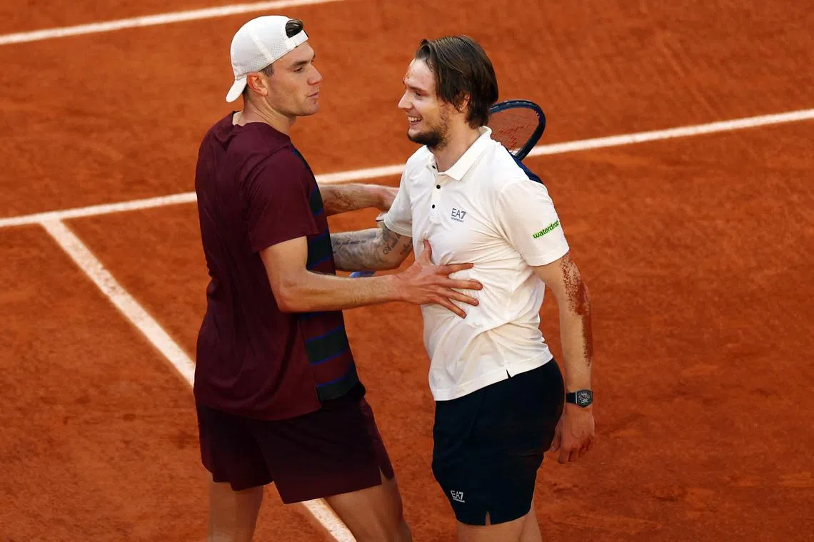 Tennis - French Open - Roland Garros, Paris, France - June 2, 2025 Kazakhstan's Alexander Bublik hugs Britain's Jack Draper after winning his fourth round match REUTERS/Lisi Niesner