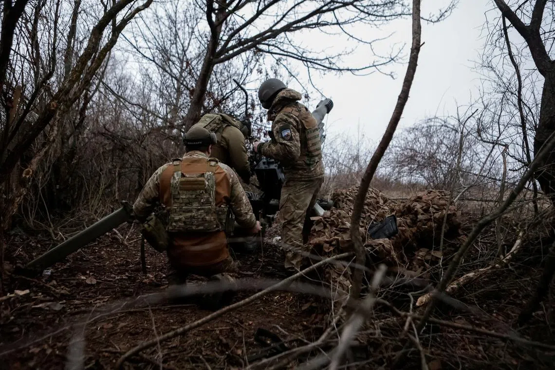 FILE PHOTO: Servicemen of 13th Operative Purpose Brigade 'Khartiia' of the National Guard of Ukraine fire an OTO Melara howitzer towards Russian troops at a position in a front line, amid Russia's attack on Ukraine, in Kharkiv region, Ukraine January 3, 2025. REUTERS/Sofiia Gatilova/File Photo