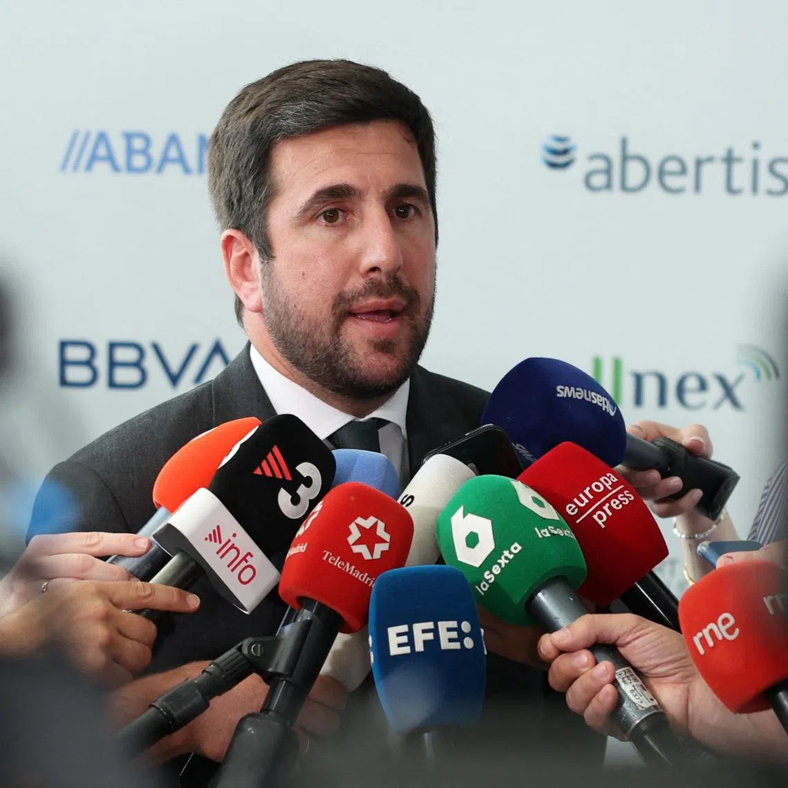 Soccer Football - Real Madrid presidential hopeful Enrique Riquelme attends economic forum - Alcala de Henares, Spain - May 20, 2026 Real Madrid presidential hopeful Enrique Riquelme speaks with media during an international economic forum REUTERS/Violeta Santos Moura