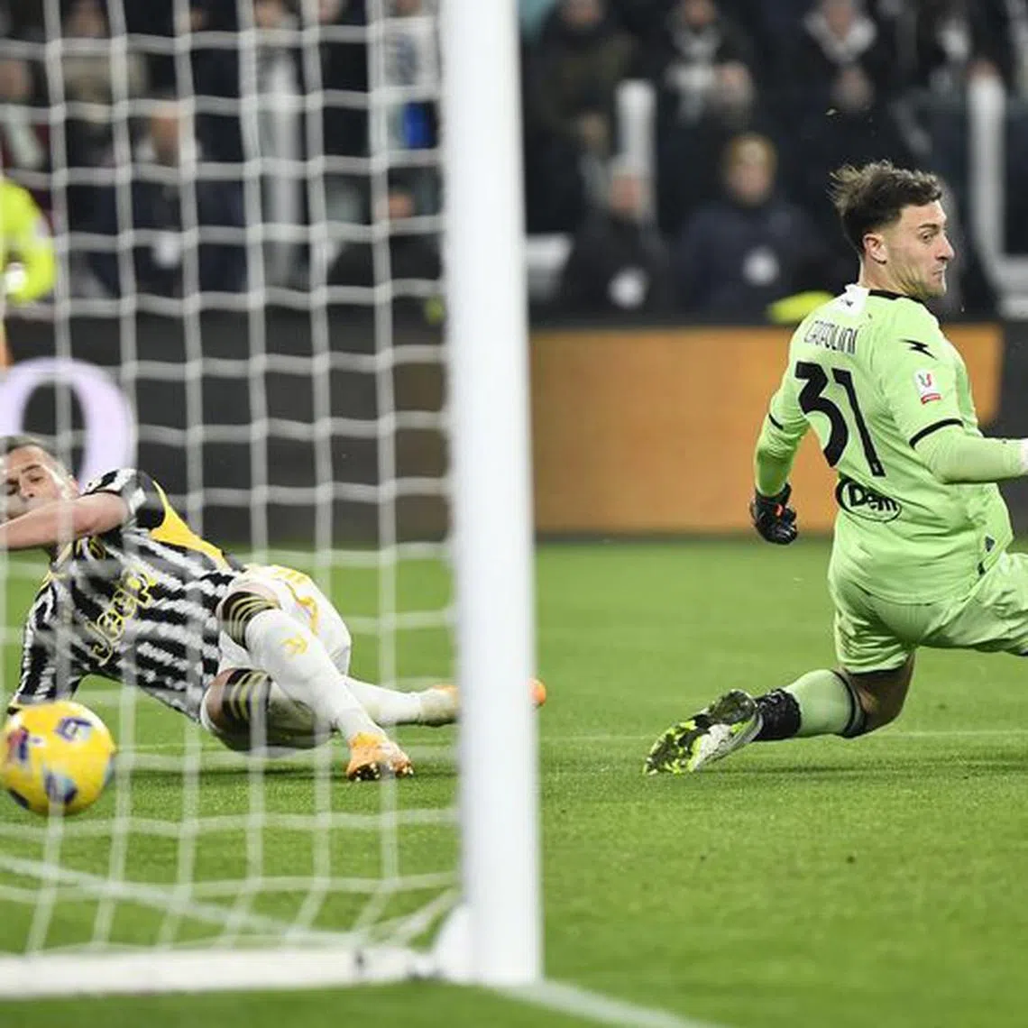 Soccer Football - Coppa Italia - Quarter Final - Juventus v Frosinone - Allianz Stadium, Turin, Italy - January 11, 2024 Juventus' Arkadiusz Milik scores their second goal past Frosinone's Michele Cerofolini REUTERS/Massimo Pinca