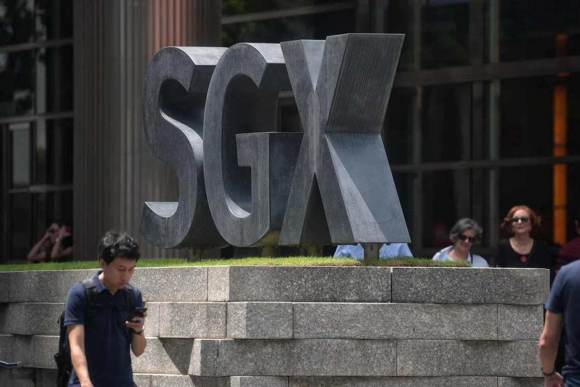 ST20200117_202030732547 Kua Chee Siong/ pixgeneric/

Generic pix of office workers walking past the SGX logo outside the SGX Centre 1 located along Shenton Way on 17 Jan 2020.