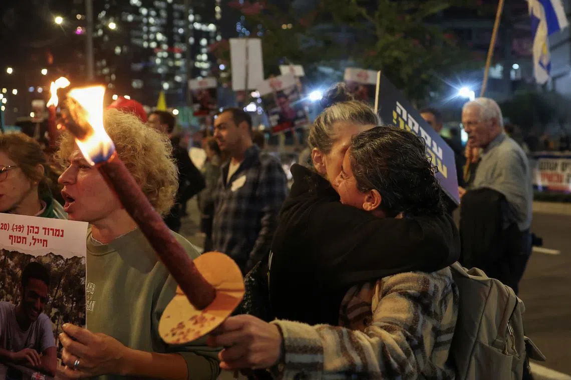 Supporters of Israeli hostages, who were kidnapped during the deadly October 7 2023 attack by Hamas, react as they attend a protest to demand a deal to bring every hostage home at once, amid Gaza ceasefire negotiations, in Tel Aviv, Israel, January 15, 2025. REUTERS/Ronen Zvulun