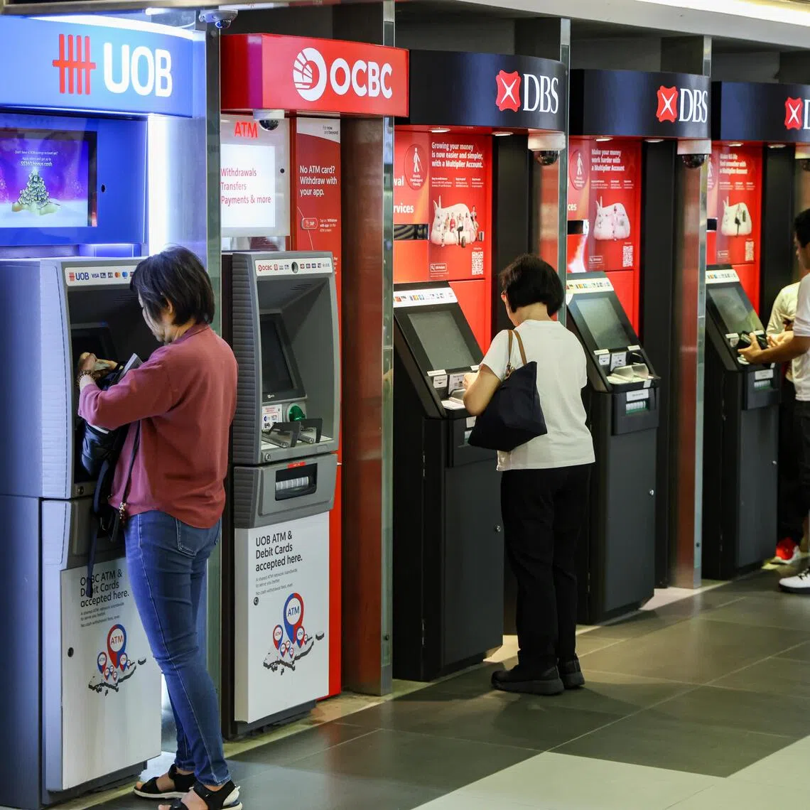 位于武吉士地铁站的大华银行（UOB）、华侨银行（OCBC Bank）和星展银行（DBS）的自动提款机（ATM）。
