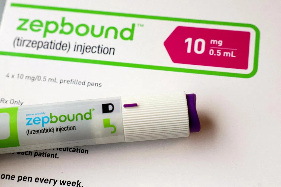FILE PHOTO: An injection pen of Zepbound, Eli Lilly’s weight loss drug, is displayed in New York City, U.S., December 11, 2023.  REUTERS/Brendan McDermid/File Photo