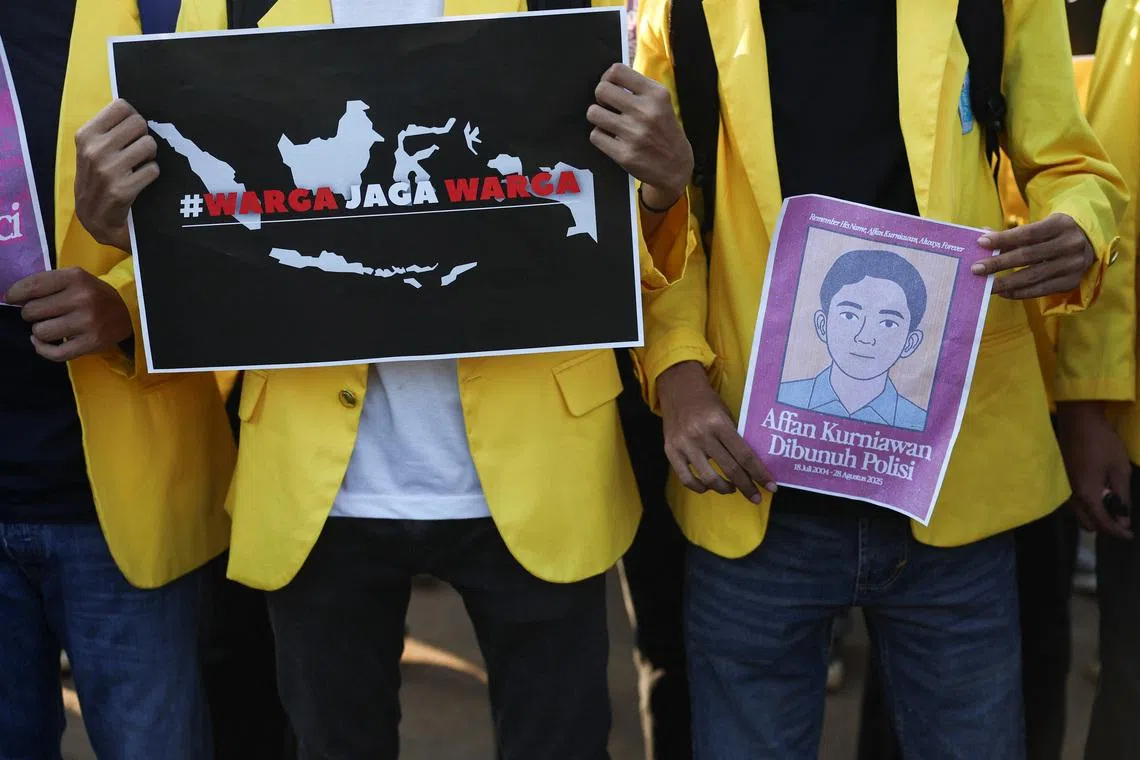 University students hold a poster reading, \"Citizens guarding citizens\", and a picture depicting Affan Kurniawan, a ride-hailing motorbike driver who was killed after being hit and struck by a police armoured vehicle during protests over parliamentarians' extra pay and housing allowances, at a rally outside the Indonesian parliament building, in Jakarta, Indonesia September 4, 2025. REUTERS/Willy Kurniawan