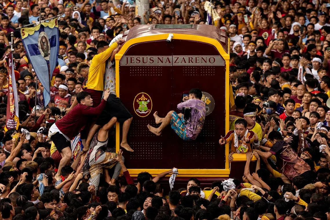 Filipino Catholic devotees jostle to touch the carriage carrying the statue of the Black Nazarene during the annual procession on its feast day in Manila, Philippines, January 9, 2025. REUTERS/Eloisa Lopez TPX IMAGES OF THE DAY