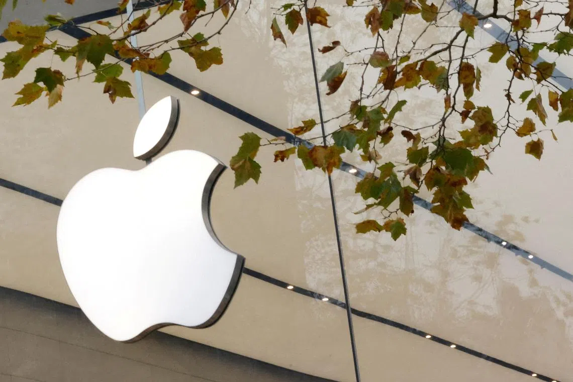 Apple is concerned about the leak of confidential data by employees who use the AI programs.