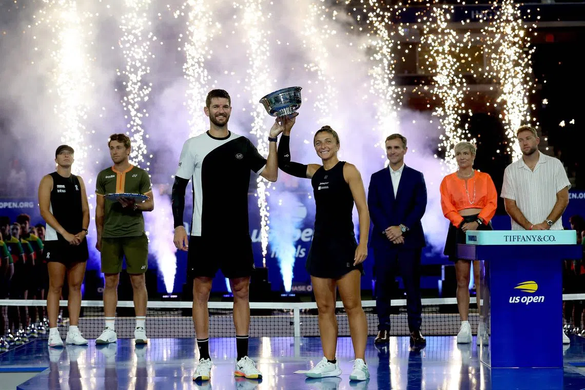 Andrea Vavassori and Sara Errani of Italy celebrate with their trophy after defeating Iga Swiatek of Poland and Casper Ruud of Norway during the US Open mixed doubles final.