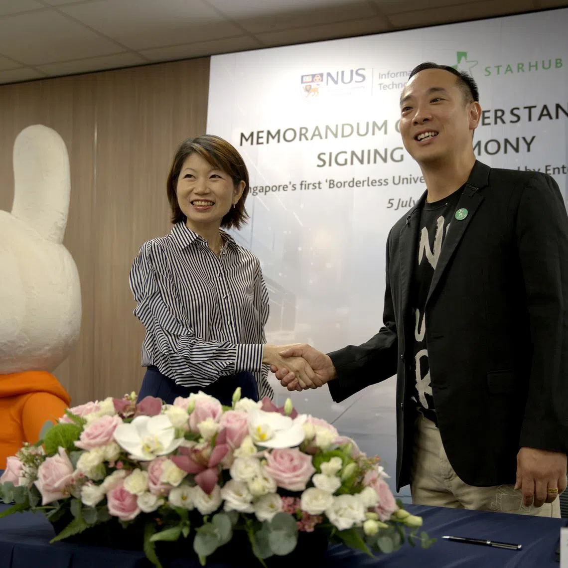 Ms Tan Shui-Min, the chief information technology Officer of NUS, and Mr Tan Kit Yong, StarHub’s head of enterprise business group, at an MOU signing ceremony.
