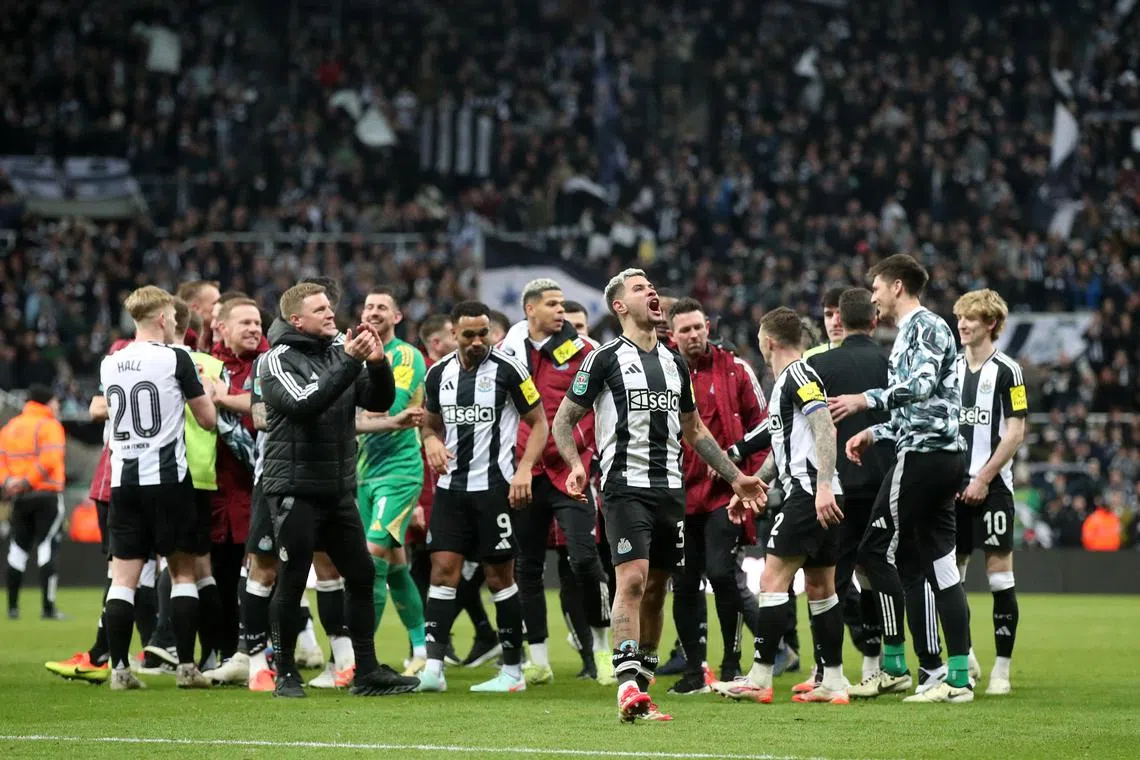 Soccer Football - Carabao Cup - Semi Final - Second Leg - Newcastle United v Arsenal - St James' Park, Newcastle, Britain - February 5, 2025 Newcastle United manager Eddie Howe and Bruno Guimaraes with teammates celebrate after the match REUTERS/Scott Heppell