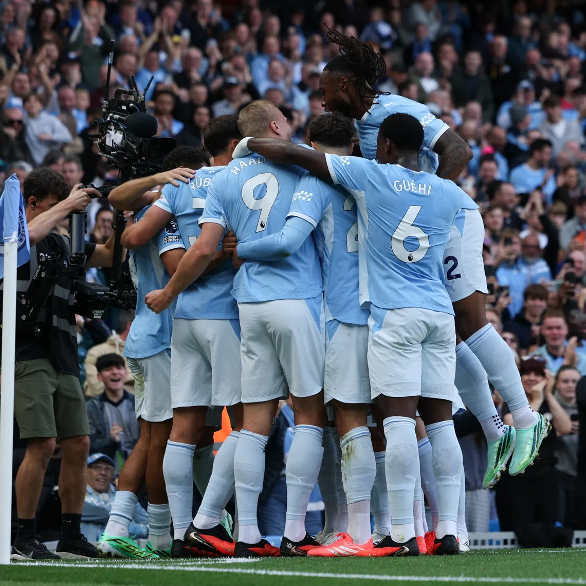 Manchester City beat Sunderland 5-3 in a thriller.