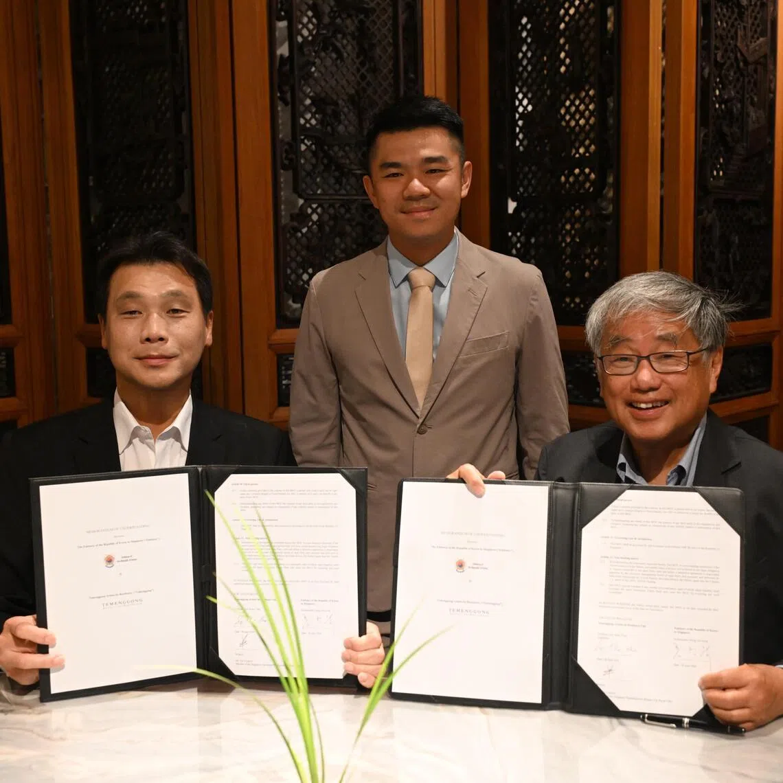 South Korean ambassador Hong Jin-wook (left) and Temenggong Artists-In-Residence chairman Soo Khee Chee (right) at the MOU signing ceremony witnessed by MP Cai Yinzhou.