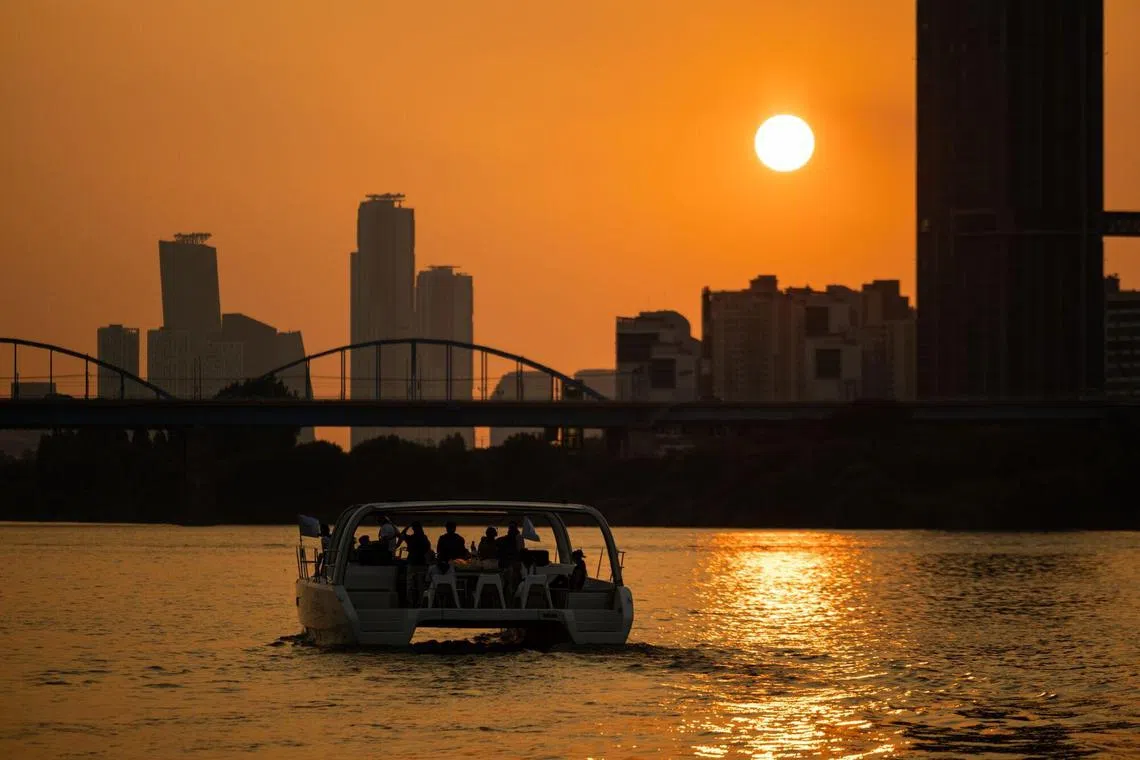 The weather agency said Aug 12 that it expects the current heat wave to continue at least until Aug 22, with temperatures until then to record higher than usual.