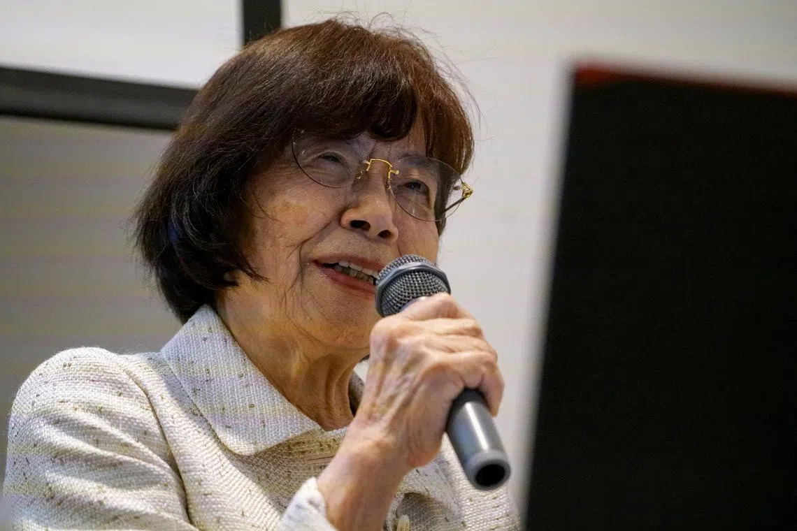 FILE PHOTO: Teruko Yahata (86), a World War Two Hiroshima atomic bombing survivor, speaks about her story of the horrors of Hiroshima to foreign visitors at the Hiroshima Peace Memorial Museum in Hiroshima, western Japan May 9, 2023.  REUTERS/Tom Bateman/File Photo
